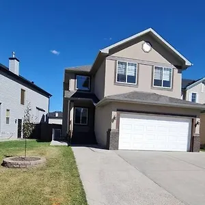 Spacious Comfortable Air-conditioned. Near Airport! Calgary